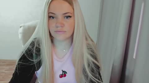 Snapshot of elia_ chatting on June 18, 4:57 am Ella online show from June 18, 4:57 am