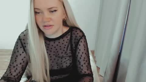 Snapshot of elia_ chatting on June 25, 5:34 am Ella online show from June 25, 5:34 am
