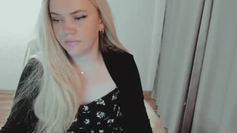 Snapshot of elia_ chatting on June 29, 5:25 am Ella online show from June 29, 5:25 am
