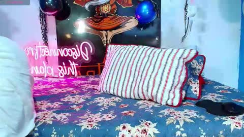 elias_salvatore_ online show from February 17, 9:32 pm