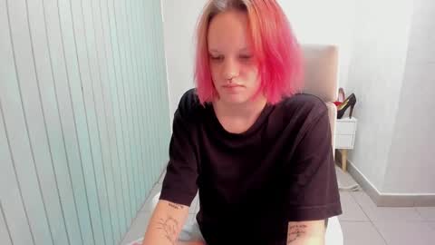 Snapshot of elieiza_xo chatting on September 18, 2:35 am elieiza_xo online show from September 18, 2:35 am