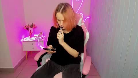 Snapshot of elieiza_xo chatting on October 7, 9:28 am elieiza_xo online show from October 7, 9:28 am