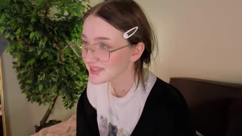 Snapshot of eliejay chatting on November 21, 5:39 am Ellie online show from November 21, 5:39 am