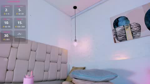 E L I I Z A B E T H   online show from January 25, 8:00 am