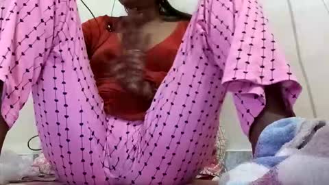 Snapshot of elina_roy03 chatting on December 5, 4:43 am elina_roy03 online show from December 5, 4:43 am