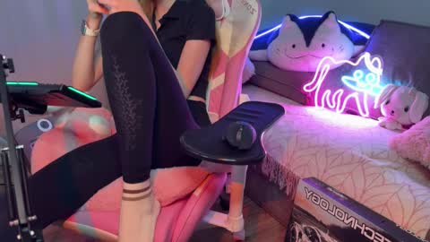 Snapshot of elisa_north chatting on October 3, 12:35 pm Elisa North online show from October 3, 12:35 pm