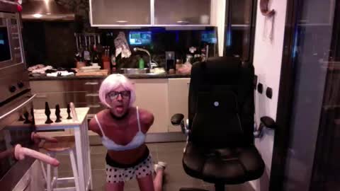 Snapshot of elise_tv chatting on January 31, 9:24 pm Barbie online show from January 31, 9:24 pm