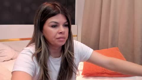 Elly online show from March 7, 8:50 pm