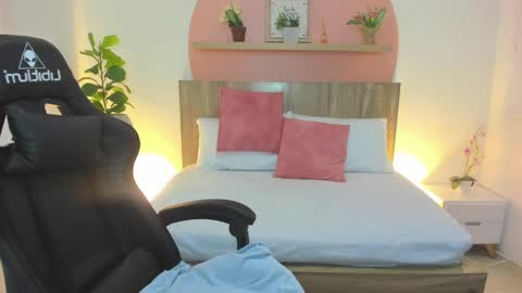 Snapshot of elissa_iris chatting on December 23, 2:24 am E L I S S A online show from December 23, 2:24 am