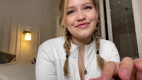 Snapshot of elixiirr chatting on December 19, 7:21 pm Stephanie online show from December 19, 7:21 pm