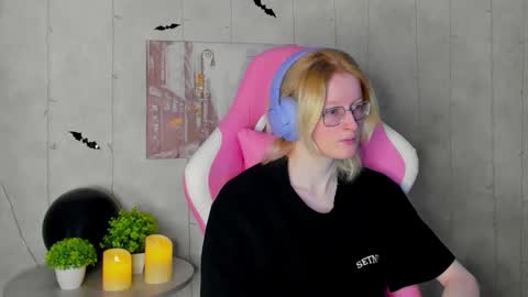 Snapshot of elizabeth_harpper chatting on November 4, 1:05 am Elizabeth online show from November 4, 1:05 am