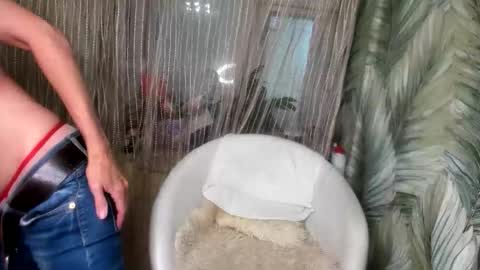 Snapshot of elizabeth_hottt chatting on June 8, 9:42 am elizabeth_hottt online show from June 8, 9:42 am