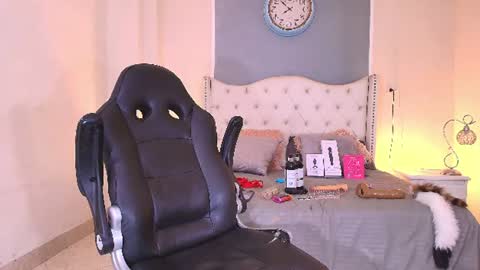 Elizabeth  online show from August 1, 9:08 am