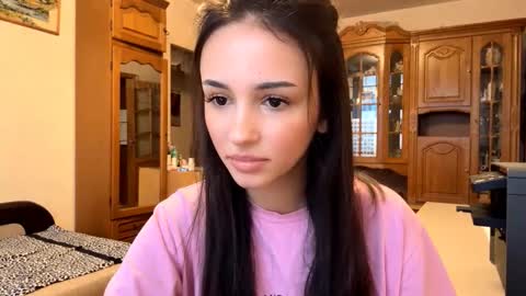 Snapshot of elizabethrabin chatting on November 6, 10:27 am Mia online show from November 6, 10:27 am