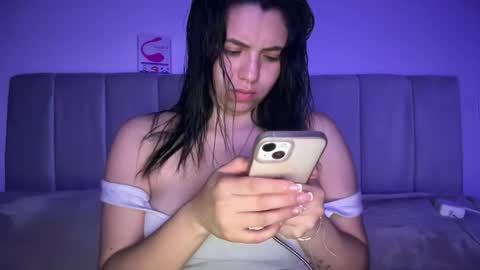 Snapshot of ella_aq chatting on October 28, 5:44 am Ella online show from October 28, 5:44 am