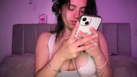 Snapshot of ella_aq chatting on December 4, 6:55 am Ella online show from December 4, 6:55 am