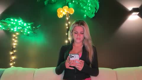 Snapshot of ella_hill chatting on January 12, 5:56 am Ella online show from January 12, 5:56 am