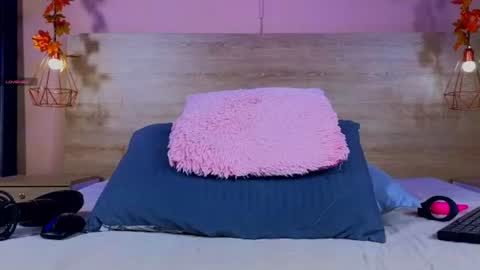 Snapshot of ella_mon chatting on July 29, 3:04 am ella_mon online show from July 29, 3:04 am