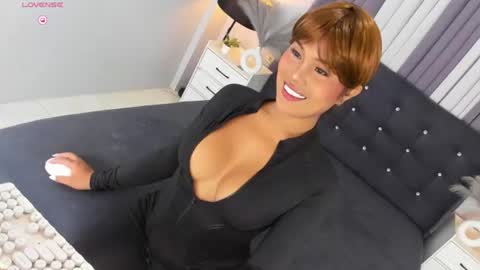 Snapshot of ellabrown_ chatting on June 27, 10:20 am SINGLE PO online show from June 27, 10:20 am