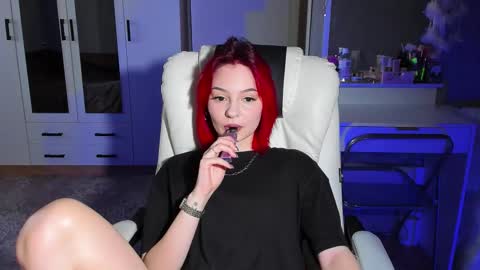 Snapshot of ellales chatting on November 25, 10:48 am ellales online show from November 25, 10:48 am