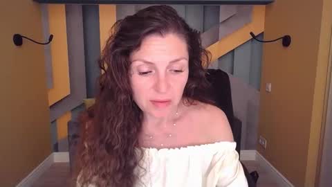 EllaLongs online show from May 23, 11:25 am