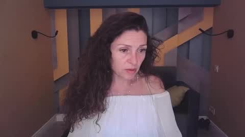 EllaLongs online show from June 9, 11:55 am