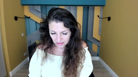 EllaLongs online show from July 29, 11:30 am