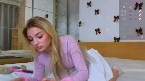 ellamilla online show from December 20, 9:43 am