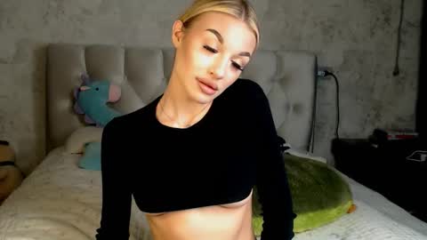 ellamilla online show from March 26, 3:39 pm