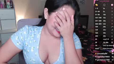 Snapshot of elleelle123 chatting on December 13, 1:37 am Ann online show from December 13, 1:37 am