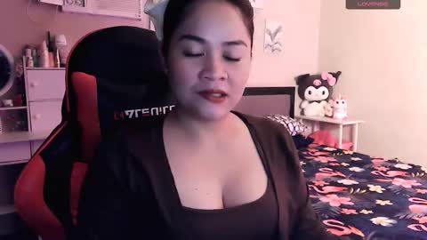 Snapshot of elleelle123 chatting on February 3, 1:04 am Ann online show from February 3, 1:04 am