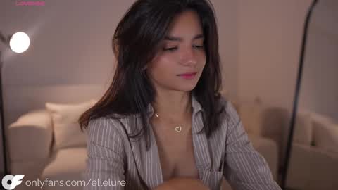 Snapshot of ellelure_ chatting on October 22, 10:31 pm Linda Restrepo online show from October 22, 10:31 pm