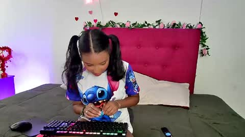 ellie_cute7 online show from May 19, 7:09 pm