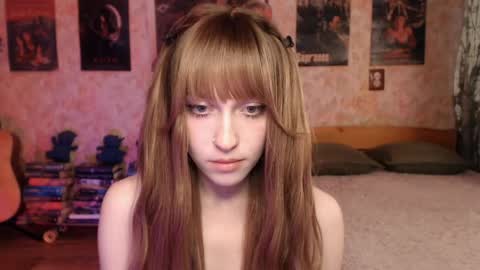 Snapshot of ellie_friendly chatting on May 30, 12:19 am ellie_friendly online show from May 30, 12:19 am