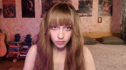 Snapshot of ellie_friendly chatting on June 9, 12:33 am ellie_friendly online show from June 9, 12:33 am