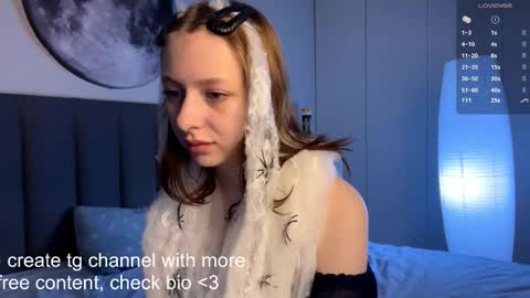 Snapshot of ellie_hollow chatting on October 31, 7:42 am Ellie online show from October 31, 7:42 am