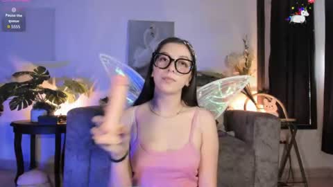 elliedream_ online show from June 19, 2:21 pm