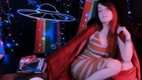 Snapshot of ellieobey chatting on December 2, 8:09 am Ellie online show from December 2, 8:09 am