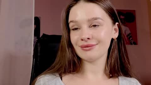 Snapshot of elliephant_ chatting on January 3, 6:35 pm just Emily online show from January 3, 6:35 pm