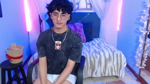 Snapshot of elliot_03 chatting on May 26, 1:07 pm elliot_03 online show from May 26, 1:07 pm