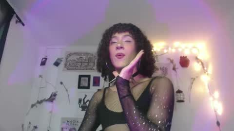 Snapshot of ellis_flowers chatting on October 2, 7:43 pm . online show from October 2, 7:43 pm