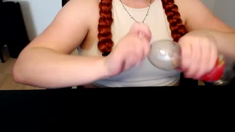 Snapshot of elly_petite chatting on June 17, 12:07 pm Elly online show from June 17, 12:07 pm