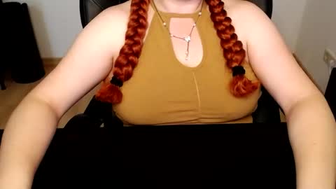 Snapshot of elly_petite chatting on June 18, 6:46 am Elly online show from June 18, 6:46 am