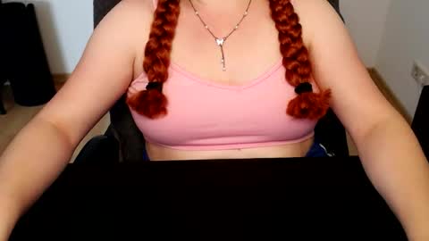 Snapshot of elly_petite chatting on June 19, 1:15 pm Elly online show from June 19, 1:15 pm