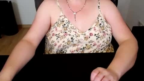 Snapshot of elly_petite chatting on June 22, 11:18 am Elly online show from June 22, 11:18 am