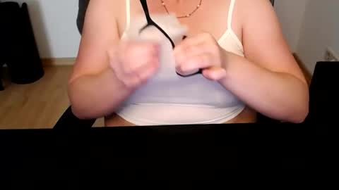 Snapshot of elly_petite chatting on June 23, 11:19 am Elly online show from June 23, 11:19 am