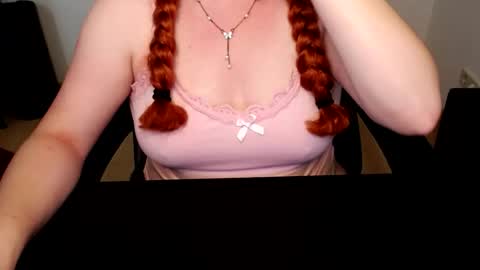 Snapshot of elly_petite chatting on June 28, 9:37 am Elly online show from June 28, 9:37 am