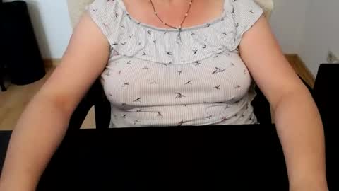 Snapshot of elly_petite chatting on June 29, 11:43 am Elly online show from June 29, 11:43 am