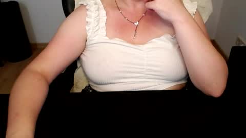 Snapshot of elly_petite chatting on June 30, 6:53 pm Elly online show from June 30, 6:53 pm