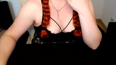 Snapshot of elly_petite chatting on July 1, 7:21 am Elly online show from July 1, 7:21 am